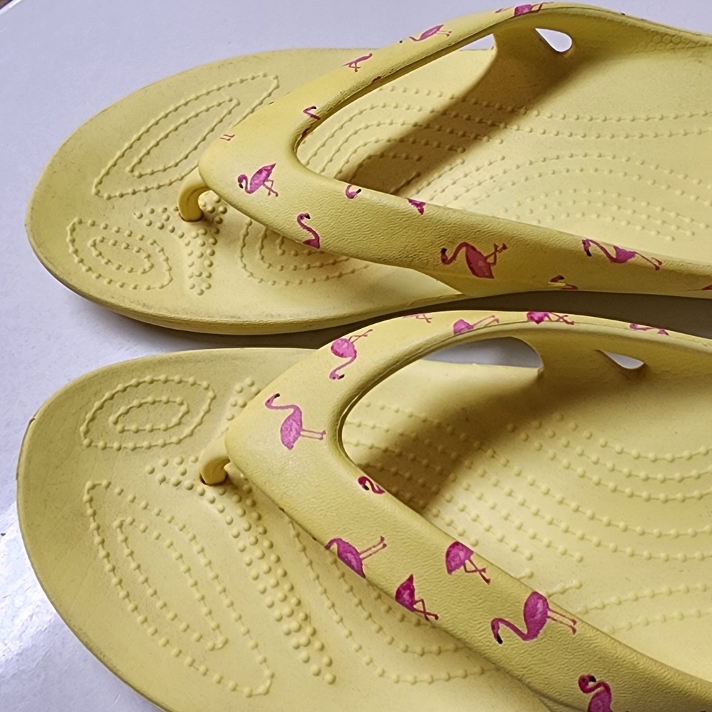 Women’s Flamingo Crocs Sandals Size 9 Croc Flip Flop Thong Pink Yellow - Picture 3 of 7